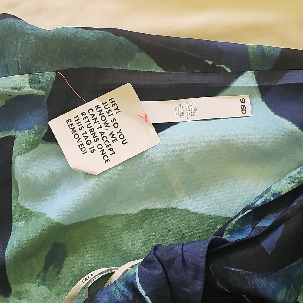 ASOS DESIGN racer neck maxi dress with twist waist detail in blue abstract print - Picture 6 of 10